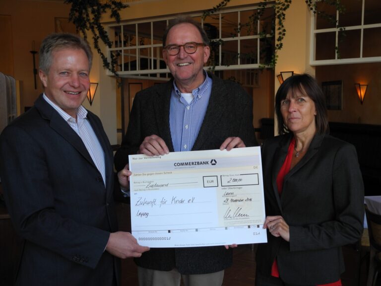 Andreas Hiltermann (Mitte) bei der Entgegennahme eines Spenden-Schecks