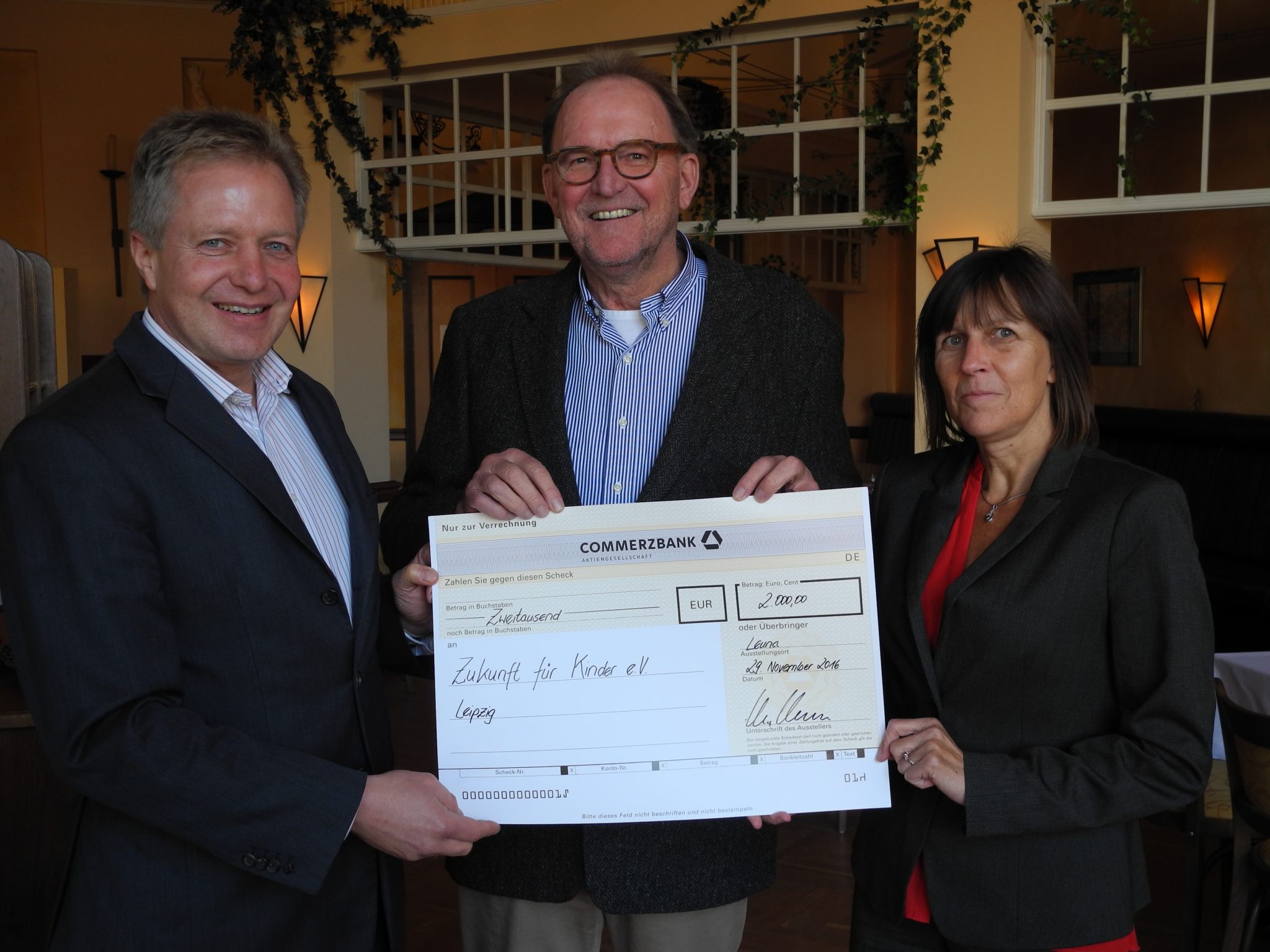 Andreas Hiltermann (Mitte) bei der Entgegennahme eines Spenden-Schecks